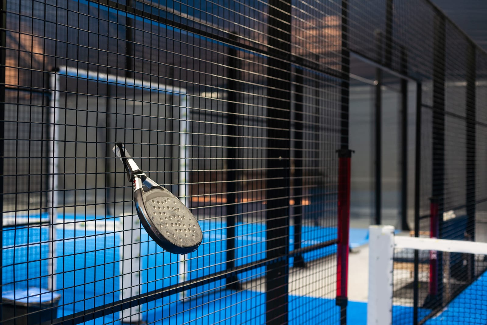 Racchetta da padel sulla rete